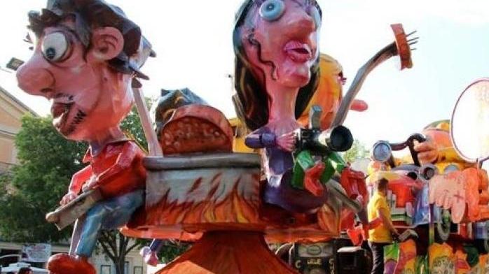 Mirandola, carri allegorici sfilata e musica: al via la Festa di Primavera