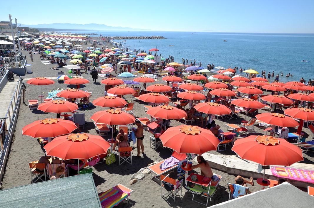 Una veduta delle spiagge di Marina di Cecina (foto Falorni/Silvi)