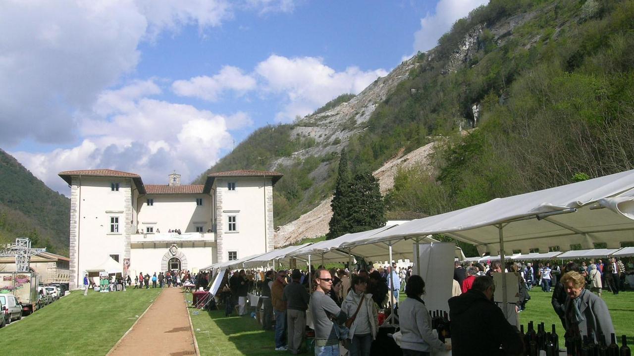 I banchi di Enolia davanti al Palazzo Mediceo di Seravezza