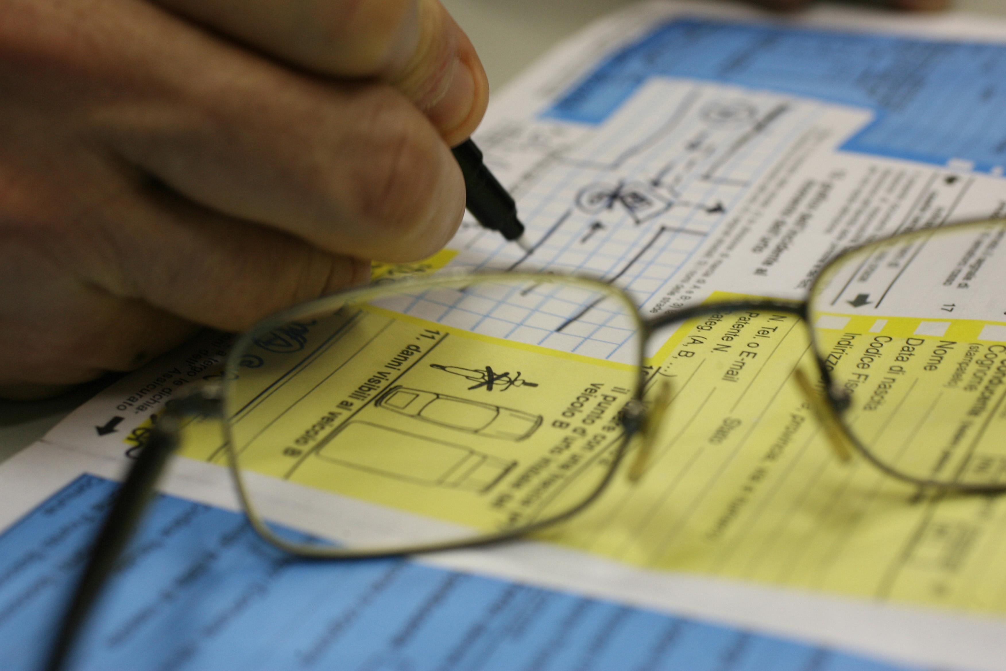Assicurazione auto, a Pistoia il primato della provincia più cara per i neopatentati 