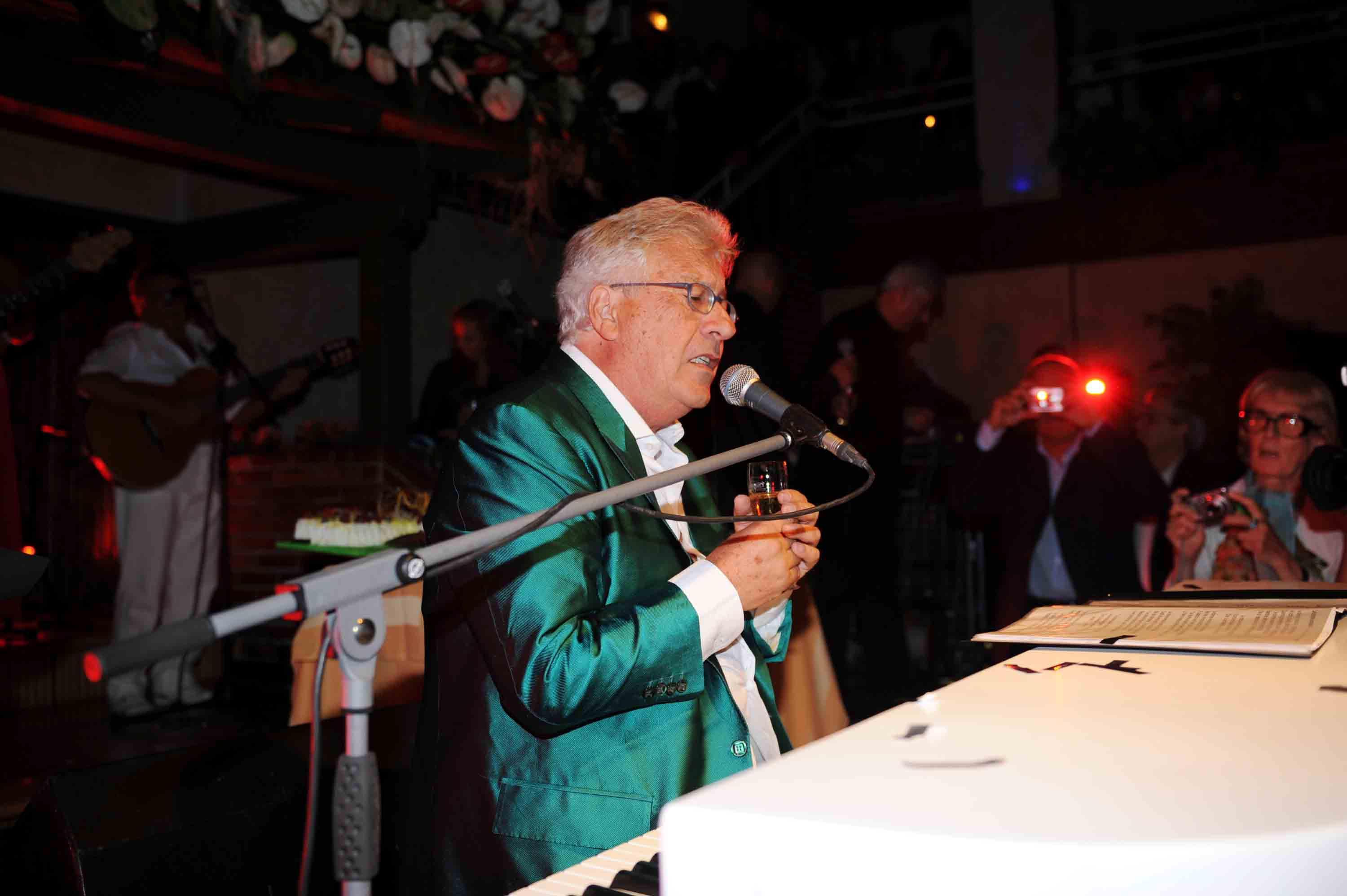 Peppino di Capri durante un'esibizione alla Capannina