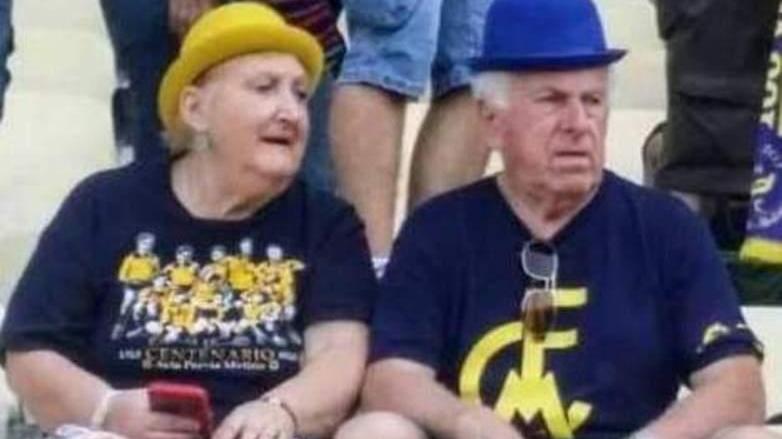 Renzo e Luciana, una vita con i canarini e le nozze d’oro festeggiate in Curva