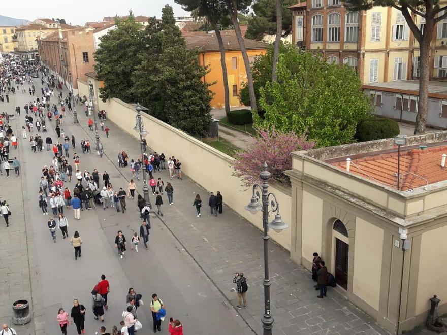 Mai più le bancarelle in piazza del Duomo, nemmeno dietro il muro 