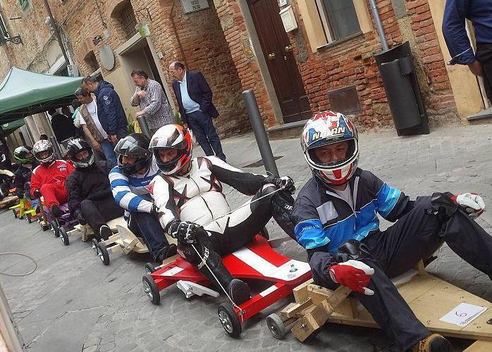 I partecipanti alla terza edizione dell’anno scorso in attesa del loro turno e pronti a scattare lungo i pendii del centro storico di Peccioli
