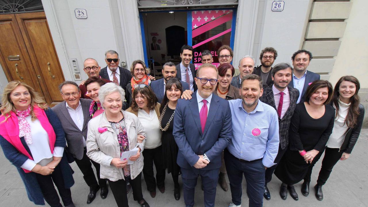 Daniele Spada insieme ai suoi candidati (foto Batavia)