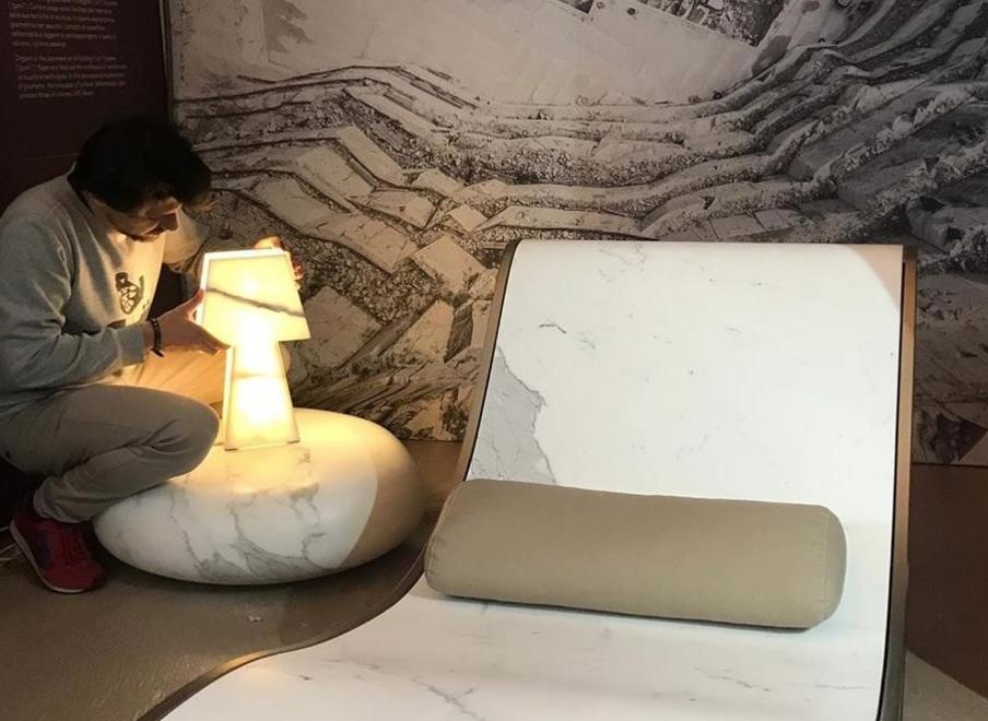 La chaise longue in marmo della Sagevan fra le sette meraviglie della Toscana 