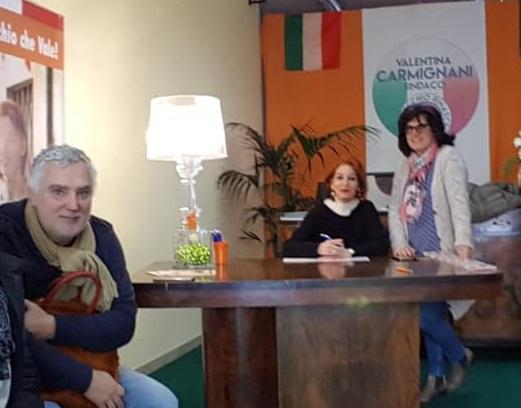 Simone Barontini (a sinistra) durante un'iniziativa della lista civica guidata da Valentina Carmignani (al centro)