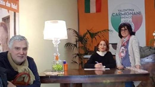 Simone Barontini (a sinistra) durante un'iniziativa della lista civica guidata da Valentina Carmignani (al centro)