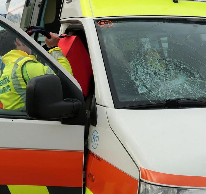 Scontro fra auto e moto, un ferito finisce in ospedale