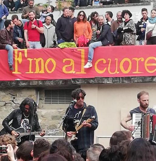 Resistenti anche alla pioggia In migliaia a Fosdinovo a Fino al cuore della rivolta 