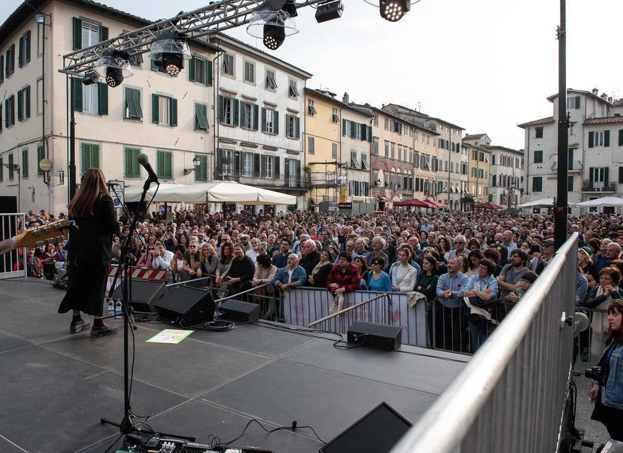 Tanta gente in piazza per lo show di Nada Gli studenti raccontano la Liberazione 