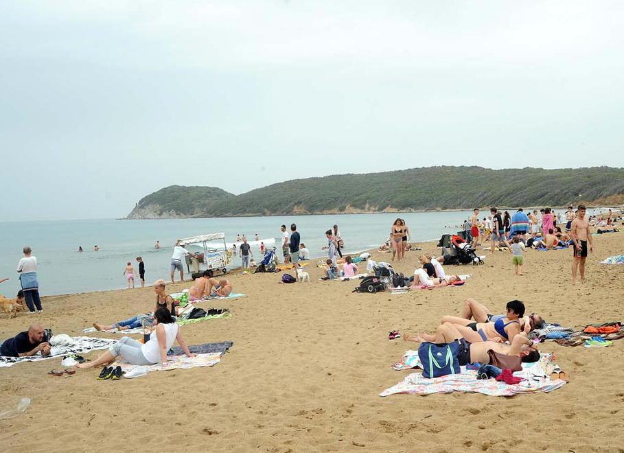 Gran folla sul pratone e in spiaggia a Baratti, nuvole e qualche goccia ma c’è chi ha fatto il bagno