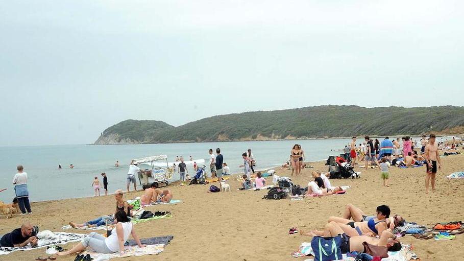 Gran folla sul pratone e in spiaggia a Baratti, nuvole e qualche goccia ma c’è chi ha fatto il bagno