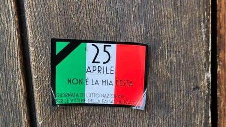 Imbrattano la lapide del partigiano Stella: «Solo ignoranza e stupidità»