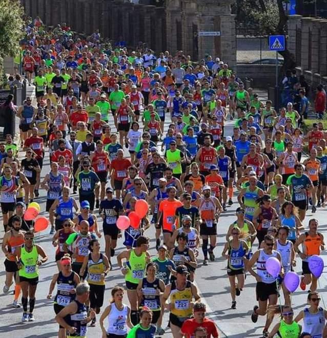 Un fiume di podisti corre intorno alla Laguna 