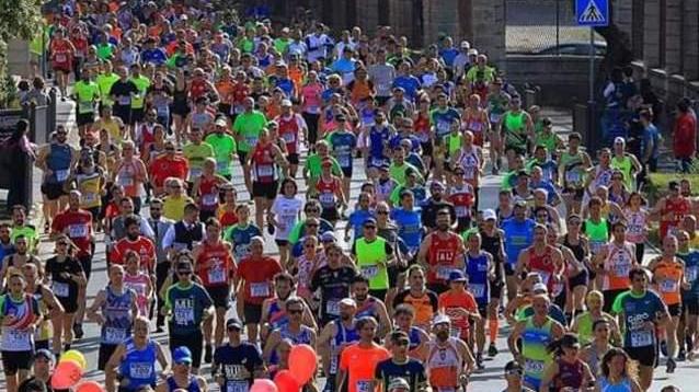 Un fiume di podisti corre intorno alla Laguna