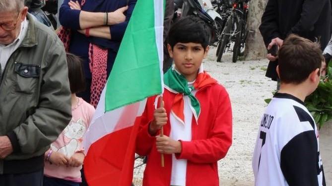 Bambini con il tricolore alla cerimonia del 25 Aprile