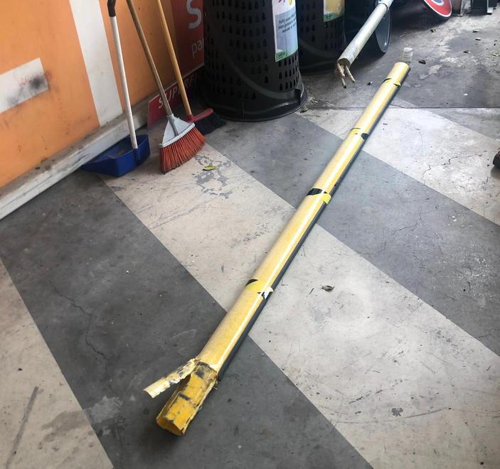 “Sradica” un cartello stradale e la sbarra del parcheggio 