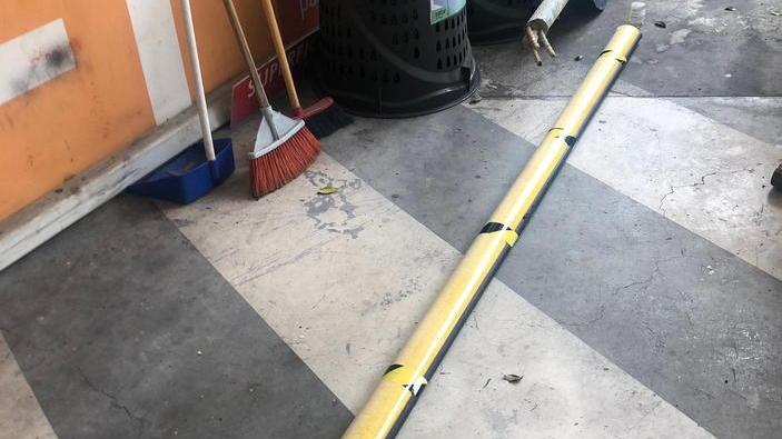 “Sradica” un cartello stradale e la sbarra del parcheggio