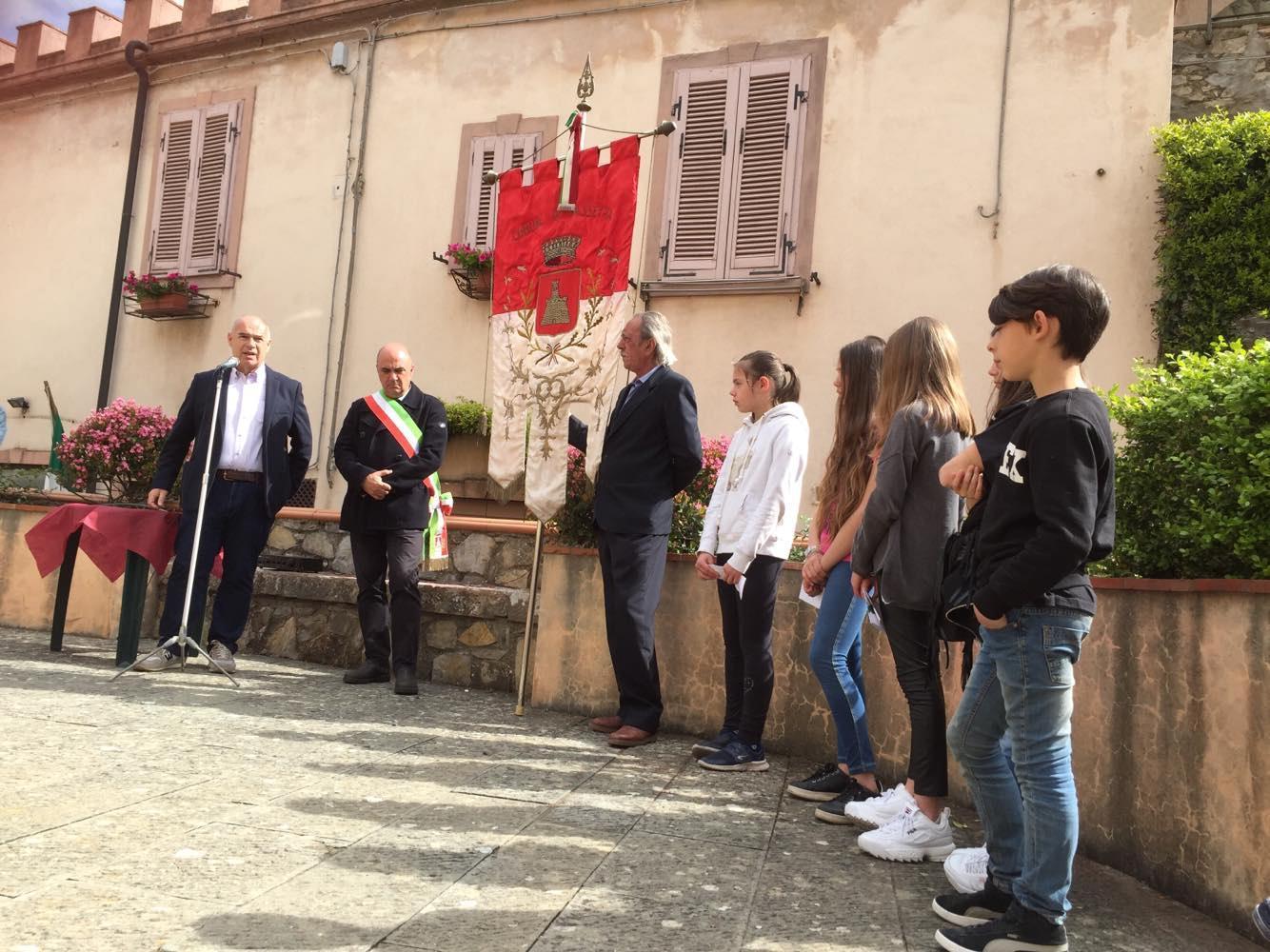Un momento della cerimonia con gli studenti de ““la Voce del bosco” in piazza del Plebiscito insieme al sindaco Alessandro Scalzini e lo storico locale Ilio Barbieri