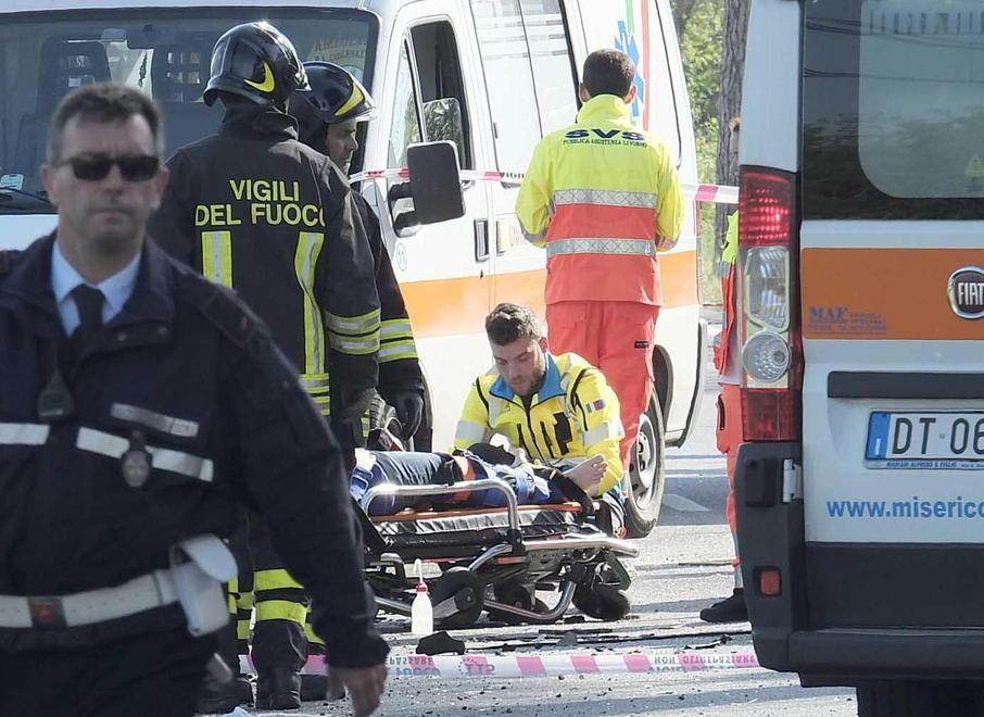 Soccorsi in un incidente stradale (foto d'archivio)