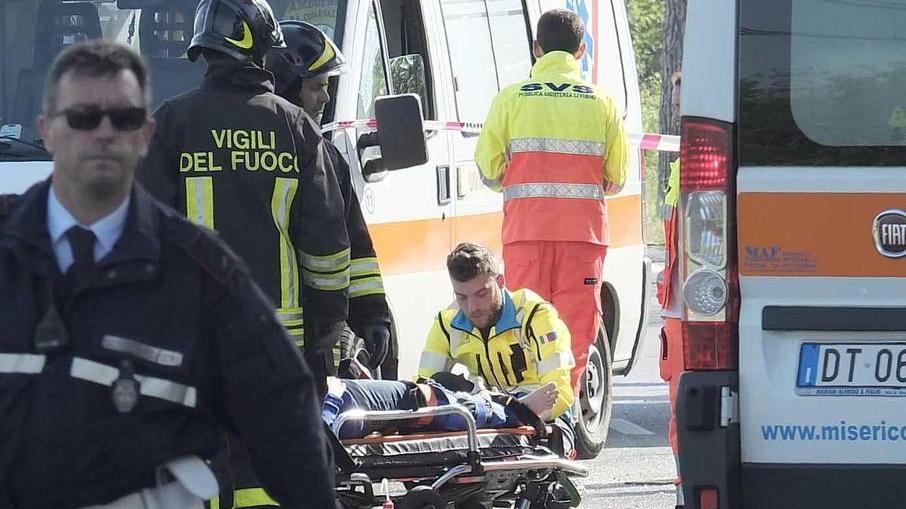 Soccorsi in un incidente stradale (foto d'archivio)