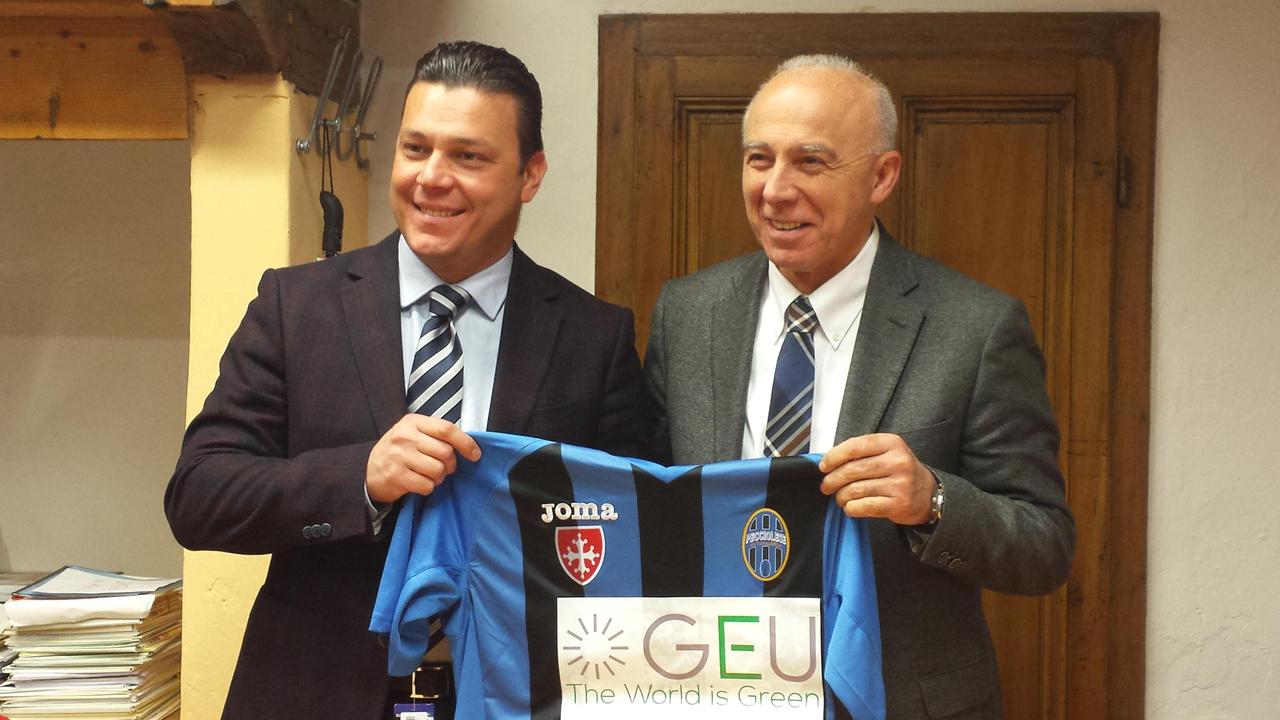 Da sinistra: Enrico Lenzi e il sindaco di Peccioli, Renzo Macelloni, mentre stringono tra le mani la maglia della Pecciolese