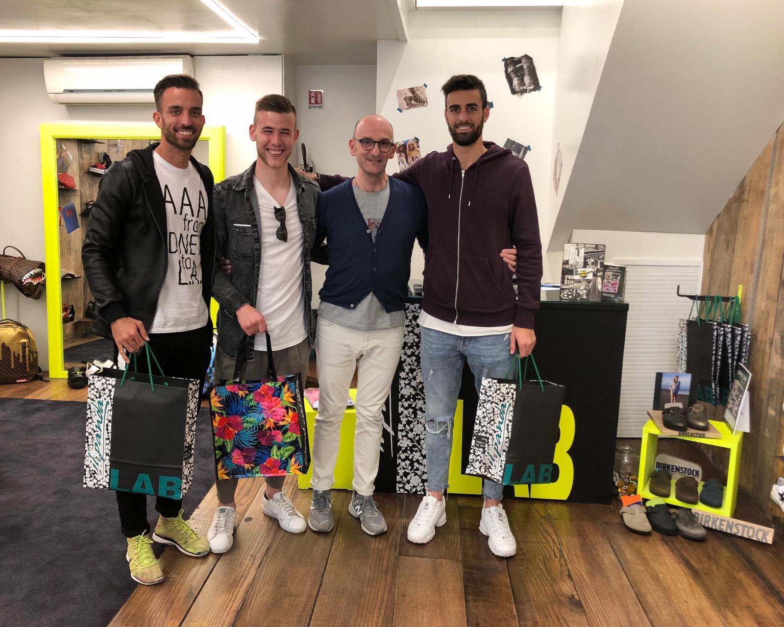 Il commerciante Federico Lanza regala le scarpe a tutti i calciatori della Lucchese 