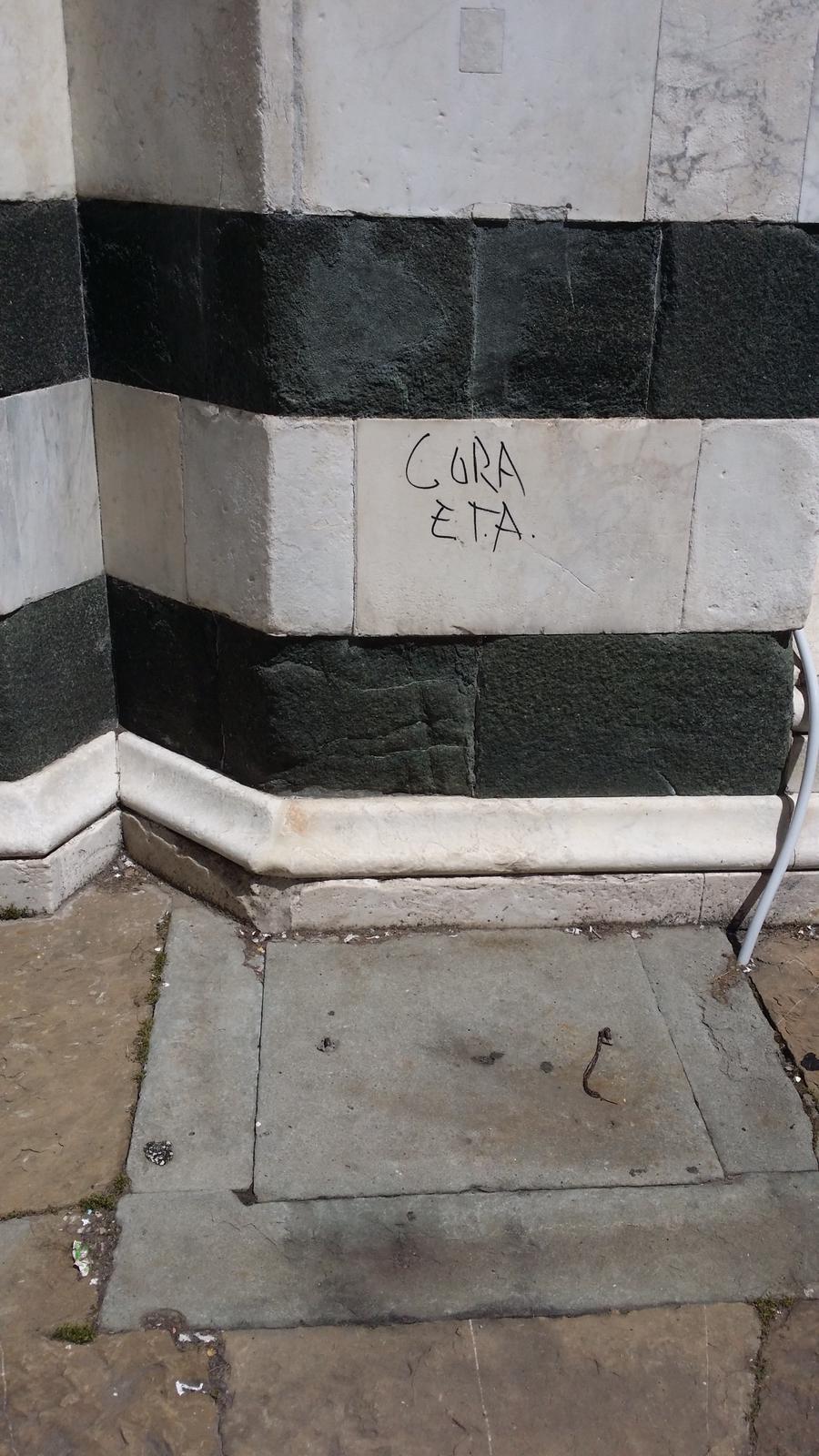Firenze, vandali scrivono con un pennarello sulla facciata del Battistero