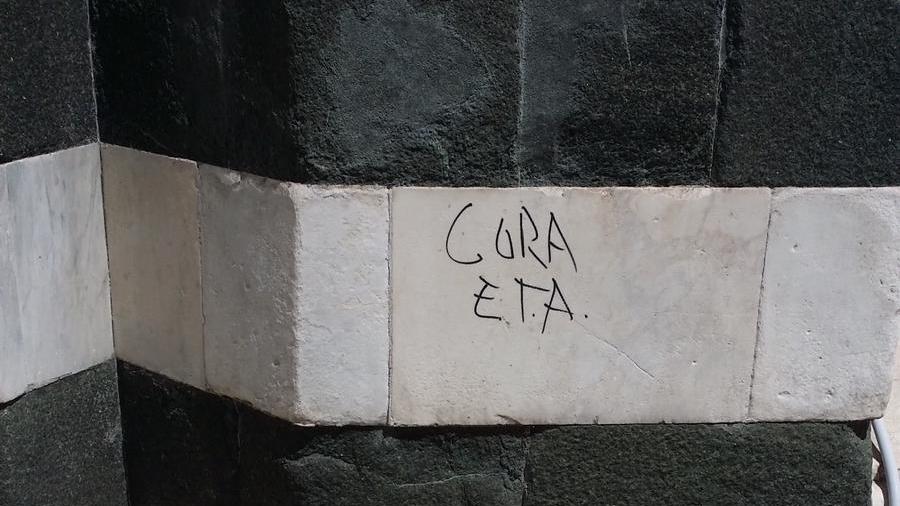 Firenze, vandali scrivono con un pennarello sulla facciata del Battistero