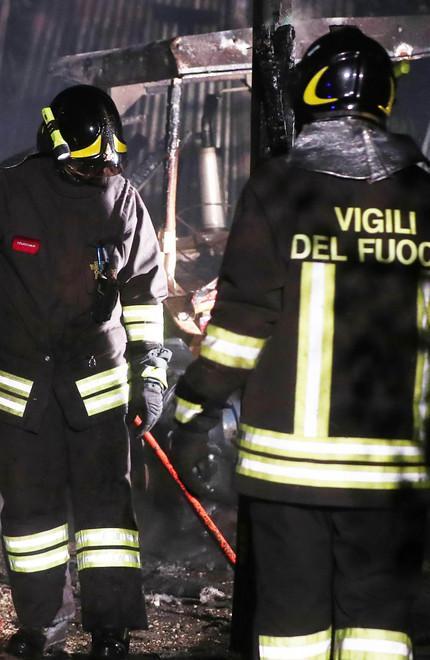 Argenta, cassonetti dei rifiuti a fuoco nella notte 