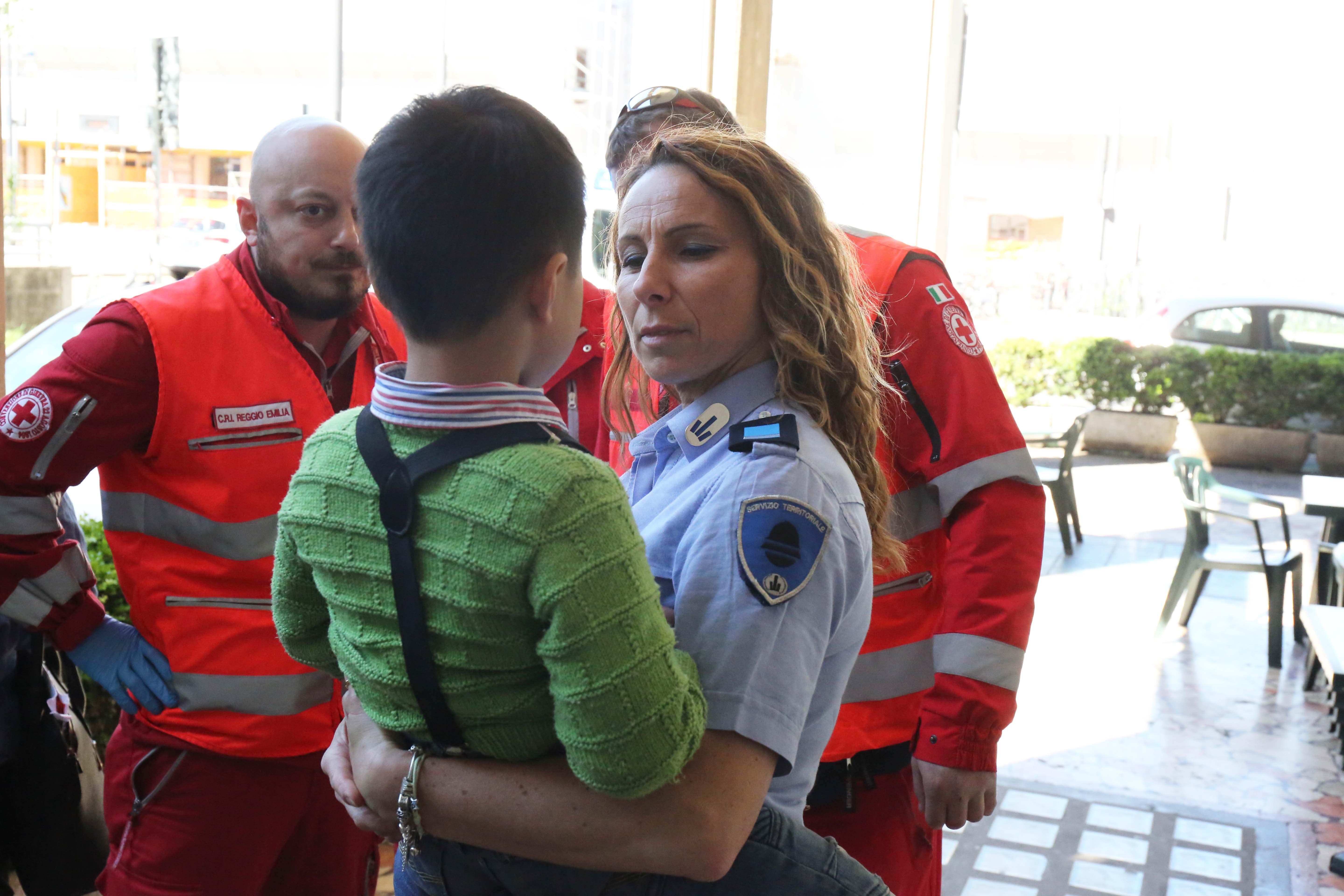 Reggio Emilia, bimbo solo in casa in bilico sul balcone: la Municipale sfonda la porta e lo salva 