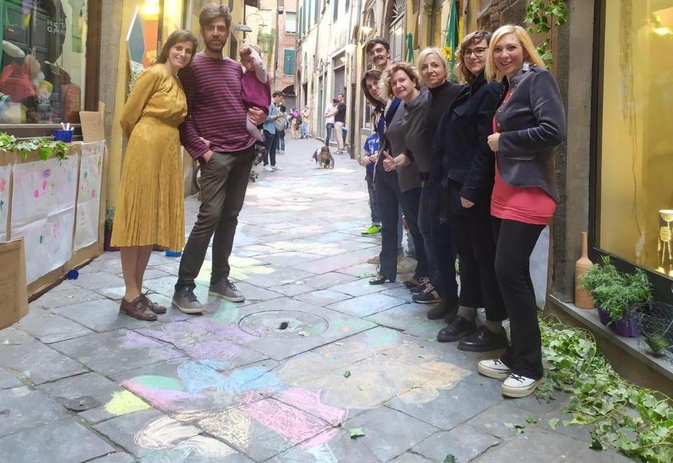 Happening di street art Creativa idea dei negozi