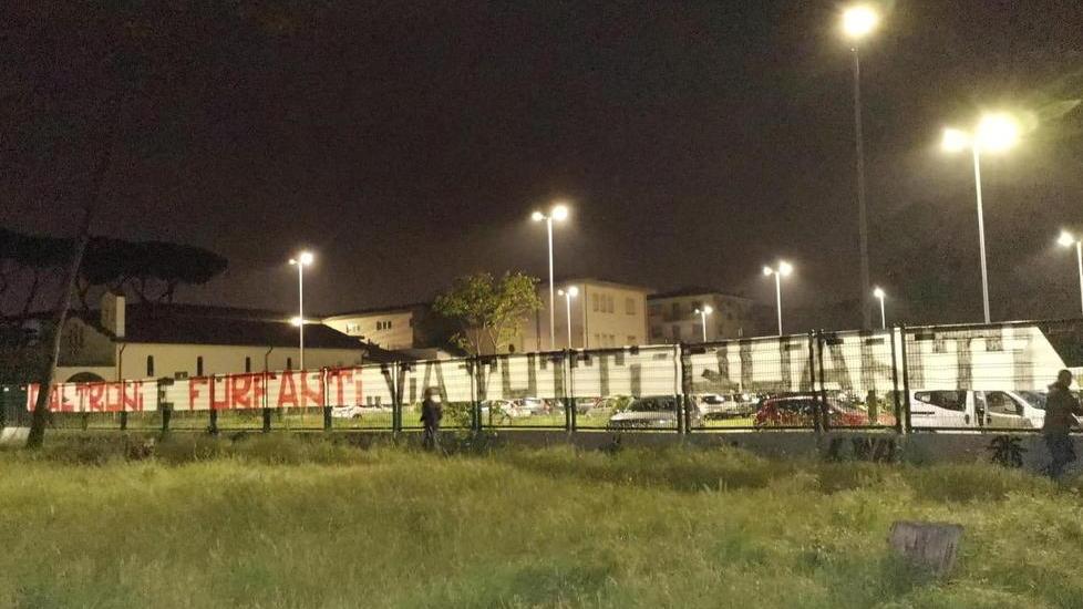 Striscione degli ultras contro la società