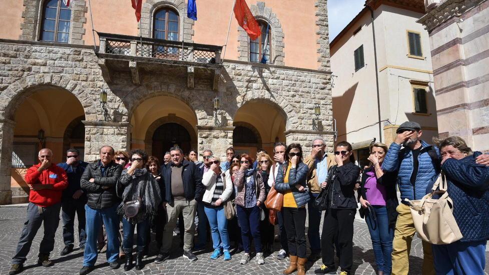 Miasmi, cittadini mostrano i certificati del pronto soccorso