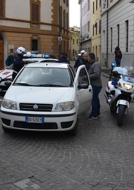 Picchia una donna La Municipale lo blocca