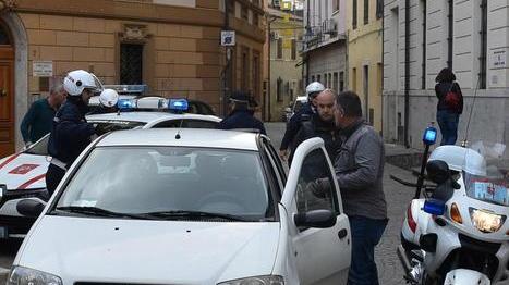 Picchia una donna La Municipale lo blocca
