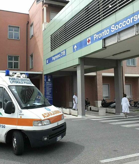 Auto contro un albero grave il conducente