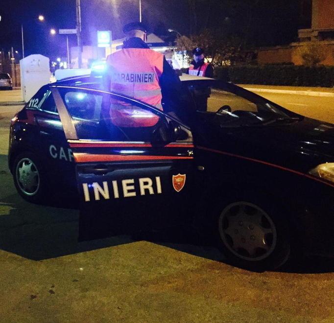 Tenta di far salire in auto una ragazzina di 15 anni