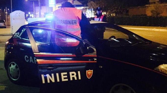 Tenta di far salire in auto una ragazzina di 15 anni