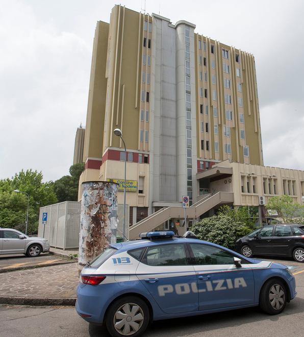 Vengono salvati dalla polizia prima di gettarsi nel vuoto 