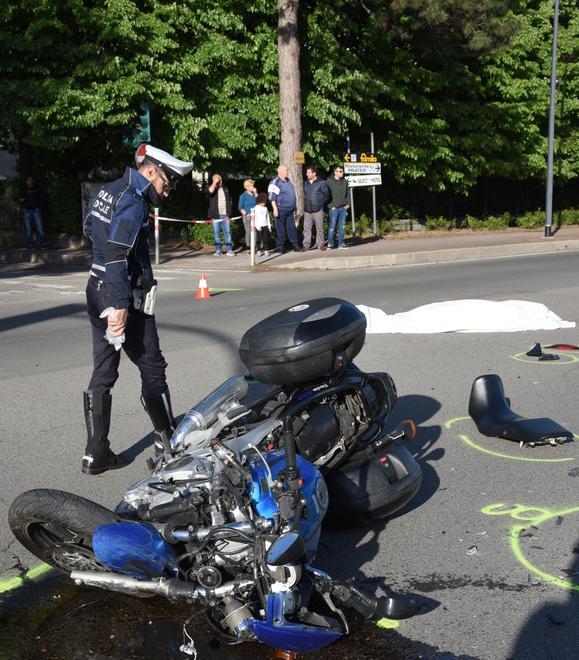Scontro tra auto e moto, muore un 39enne 