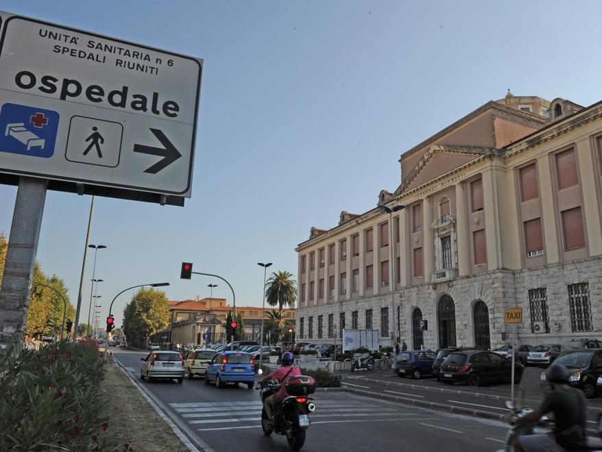 L'ingresso dell'ospedale di Livorno (foto d'archivio)