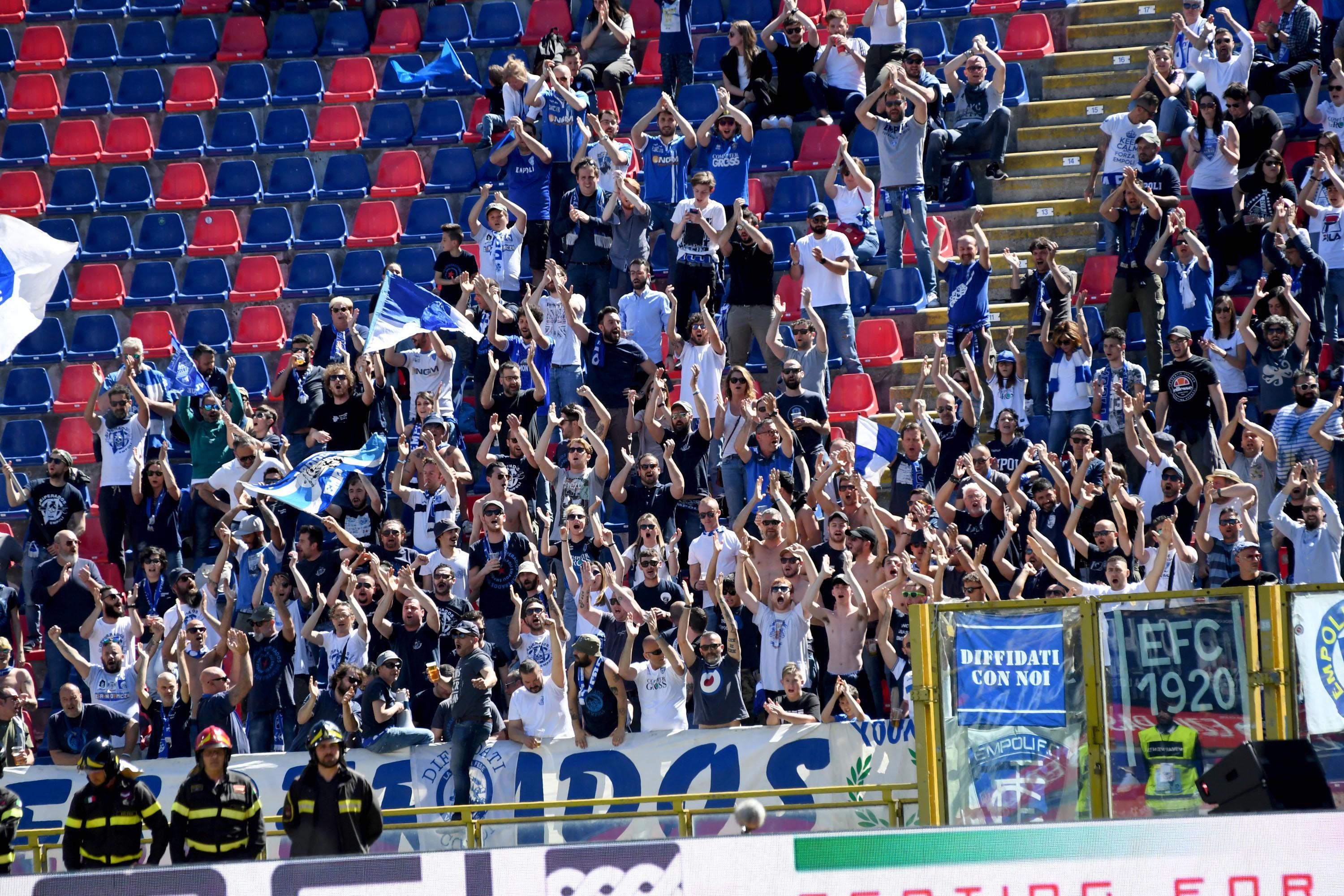 I tifosi azzurri sugli spalti del Dall'Ara (foto agenzia Massimo Sestini)