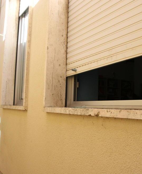 Il ladro ha tentato di forzare un avvolgibile per entrare