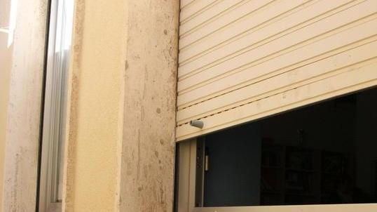 Il ladro ha tentato di forzare un avvolgibile per entrare