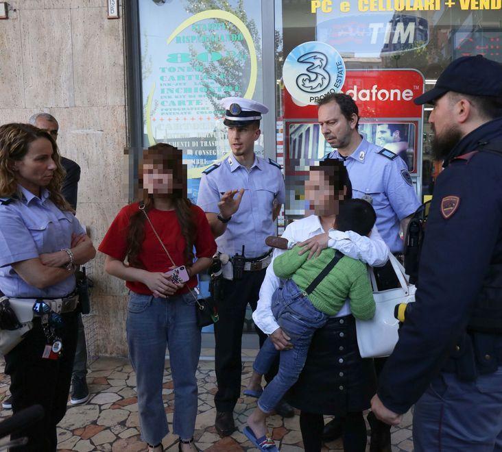 Reggio Emilia, bambino salvato in bilico sul balcone: denunciata la mamma 