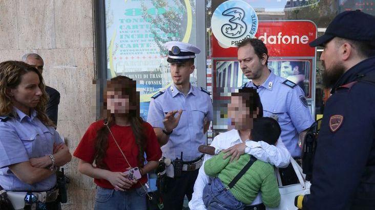 Reggio Emilia, bambino salvato in bilico sul balcone: denunciata la mamma