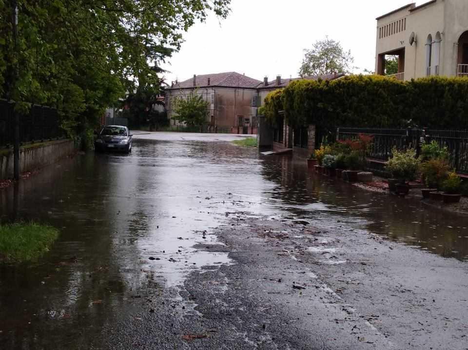 Via Bolognesi parzialmente allagata per l'acquazzone