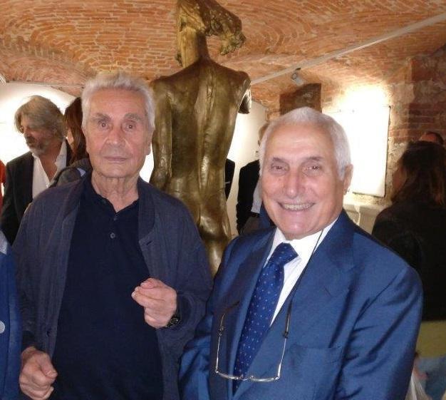 Giancarlo Casani, sorridente, nella foto con l'artista Giuliano Vangi